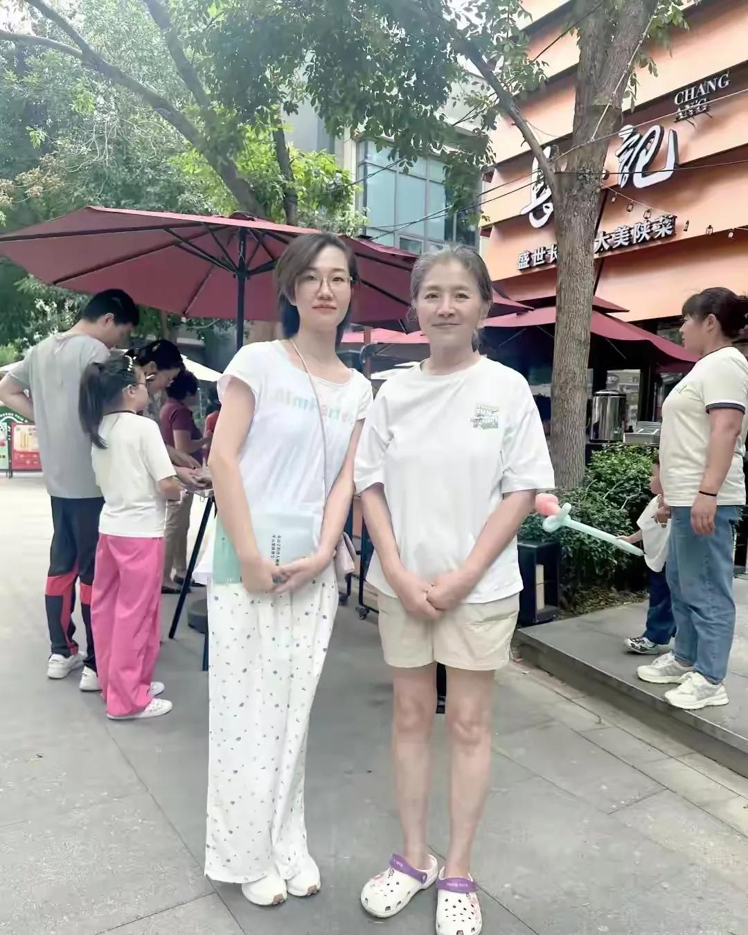 她仅仅比杨幂大4岁，即便没有精心打扮，没有花枝招展，也未曾整容艳妆，可依然让人感
