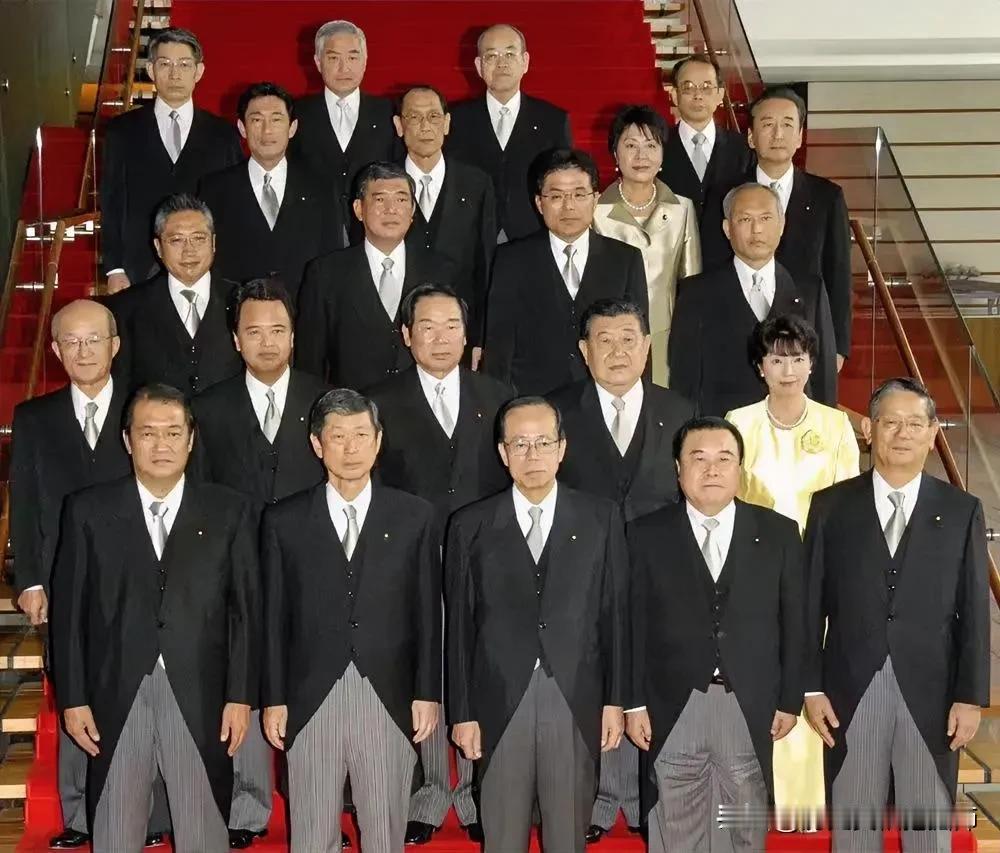 福田内阁于2007年9月成立！在这张内阁成立纪念照中，有现在与后来的三位首相：福