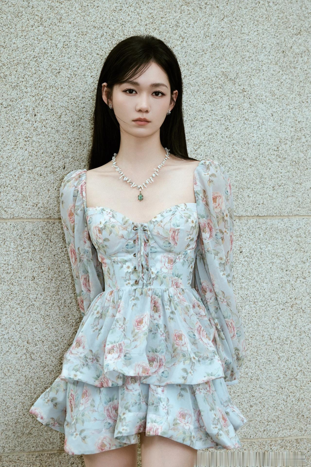 甜酷混搭，风格张力拉满。这套造型以浅蓝碎花裙+棕色高跟长靴为核心，碰撞出「甜