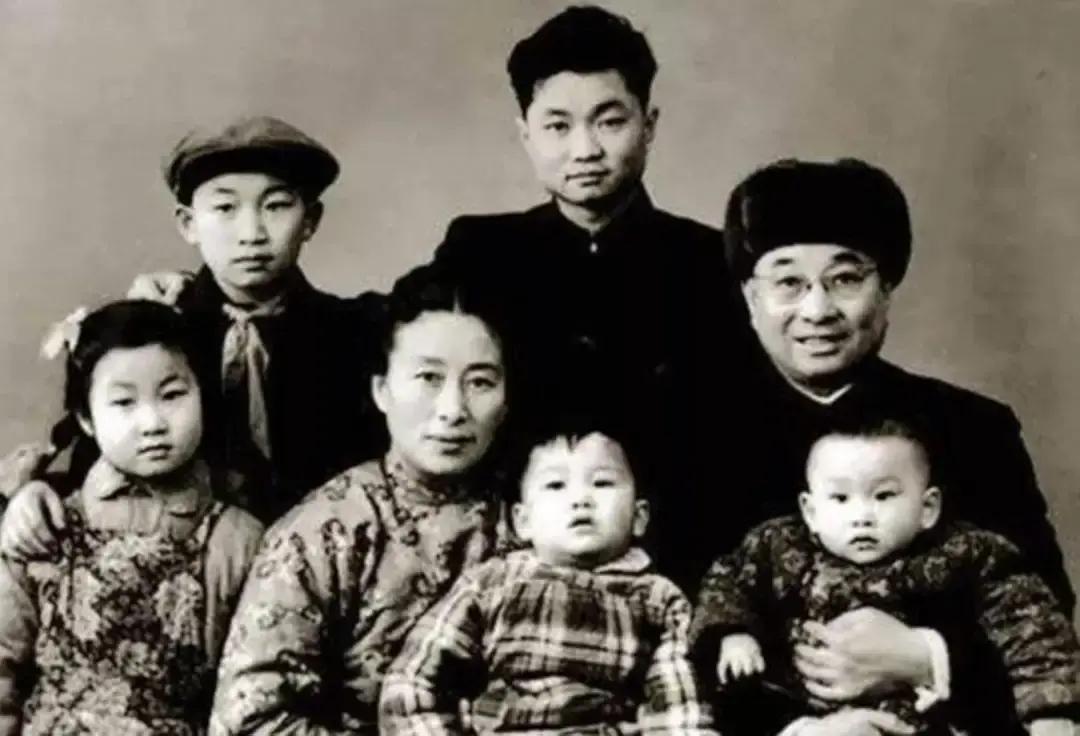 1950年，陈赓女儿出生，一个文工团的女兵看了孩子一眼，脱口而出：“司令员的女儿