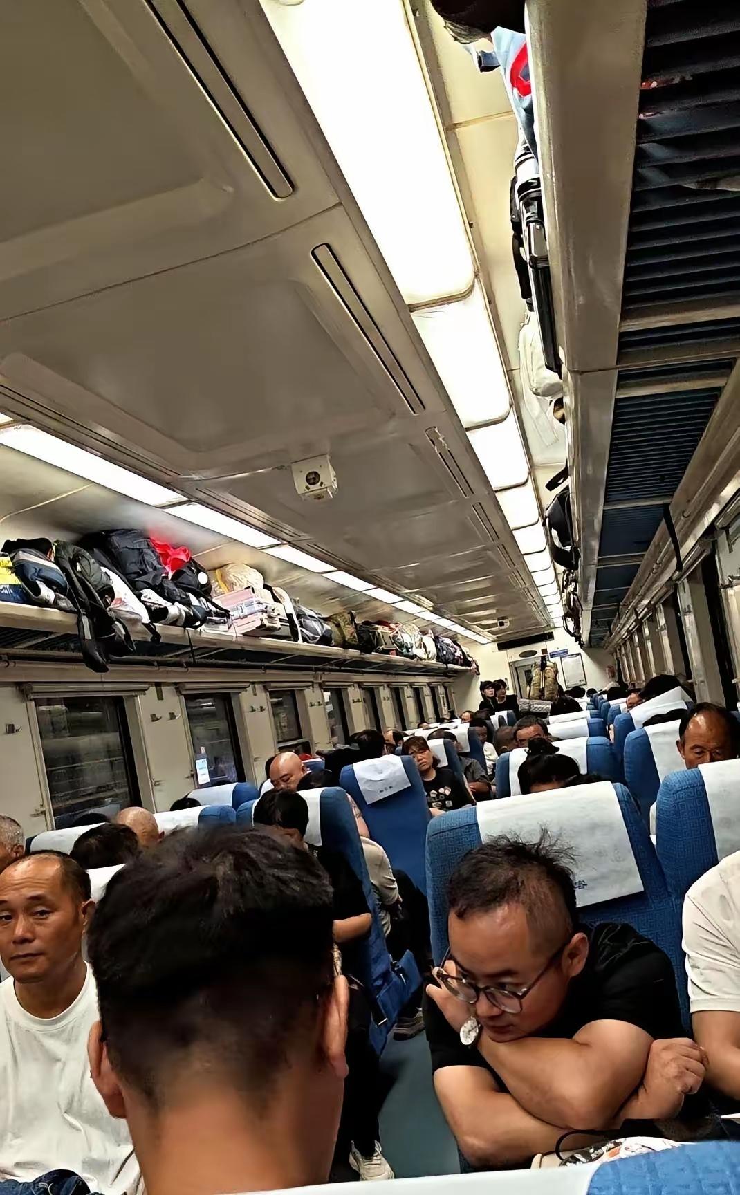 乘务员这招，是真的绝。车上一位大叔嫌空调温度太低，大声嚷嚷要直接关掉，换作旁人
