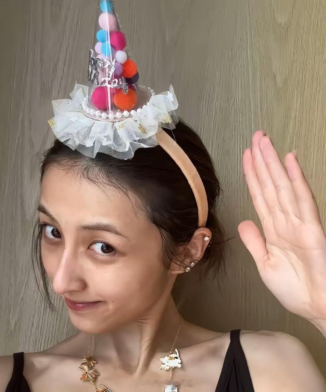张子枫25岁生日那天发了三张照片。本以为是甜美庆生照，点开却愣住——瘦成一条了。