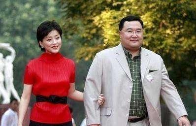 1994年，26岁的杨澜与银行职员丈夫结束婚姻，选择与身家百亿的吴征携手人生，面