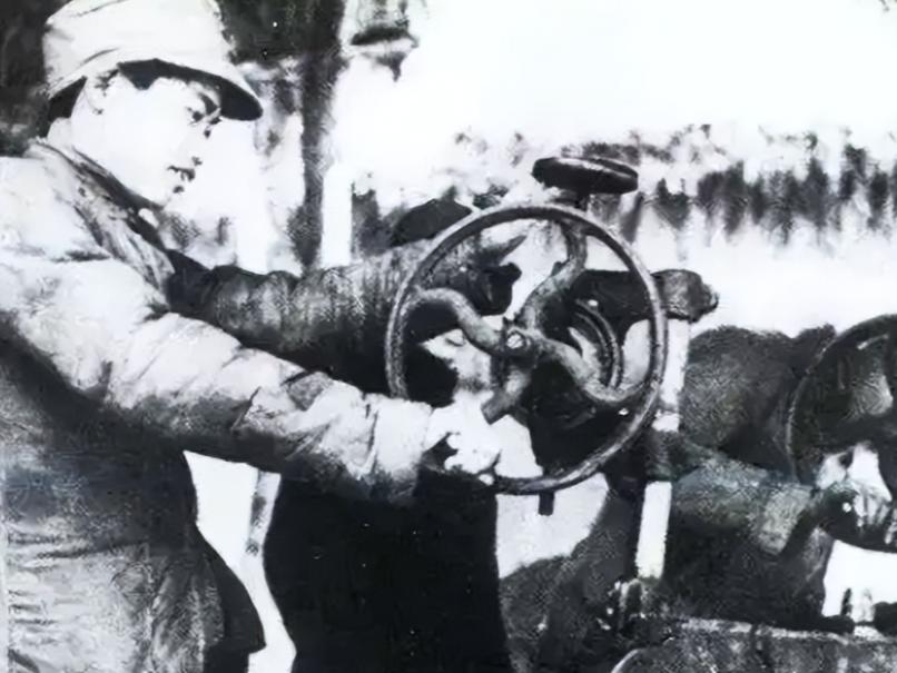 1937年，一名工人携16名工友参加八路军，谁料这一去竟青史留名。那年8月，