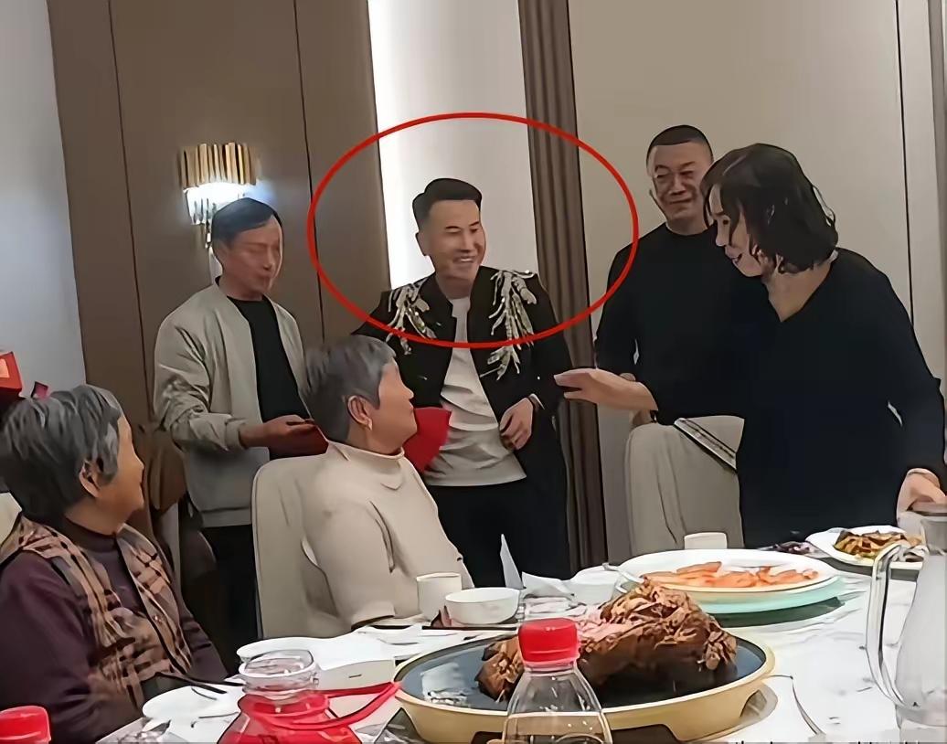 陈亚男终于找到了归宿，两个人晒出订婚宴，看这笑容，看来双方还是比较忙满意的