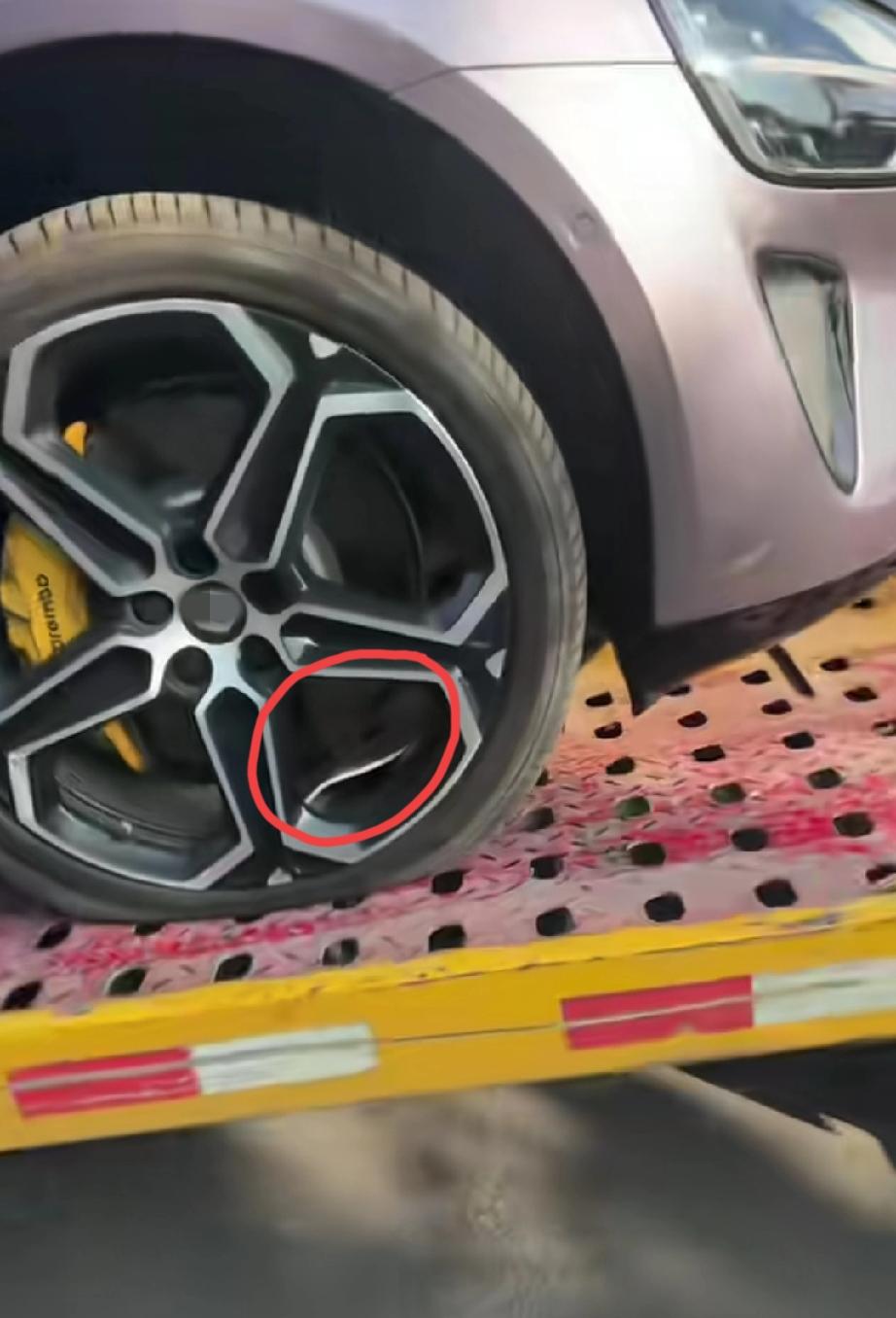 安徽。网友发视频称:开着某米汽车在高速上匀速行驶，突发事故，轮胎没破，轮毂炸裂，