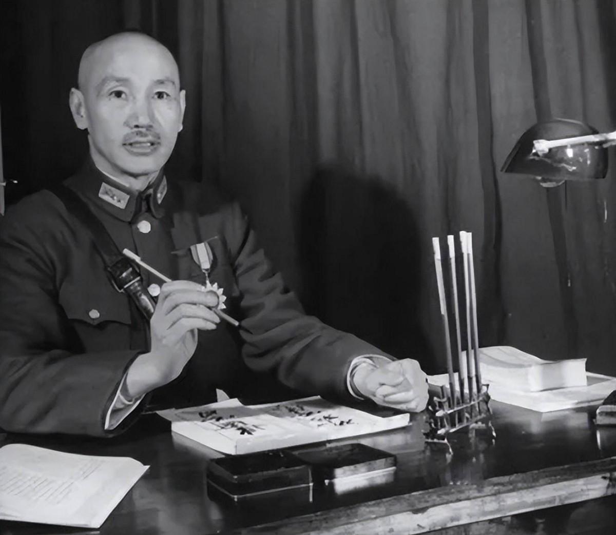 杜月笙晚年落魄向昔日好友借钱，对方一句询问都没有直接说：杜先生想借多少请您自己填