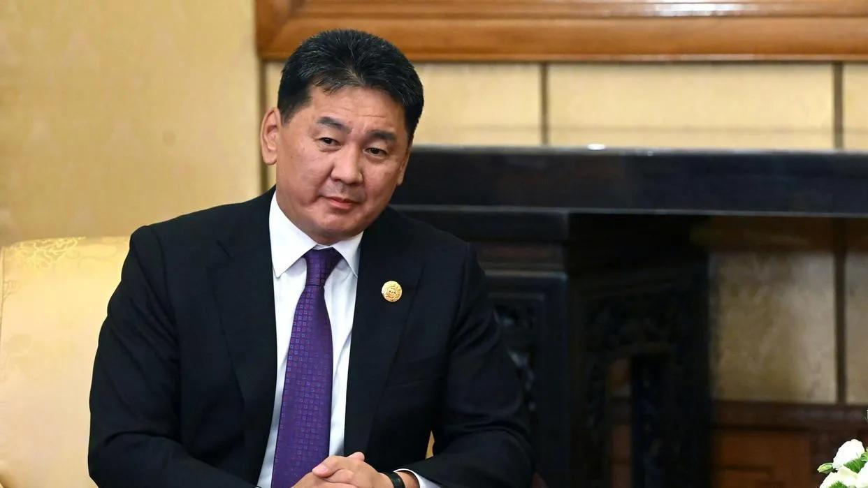 蒙古国总统呼日勒苏赫要破罐子破摔了，刚刚邀请日本天皇祭拜死在蒙古国的关东军，后脚