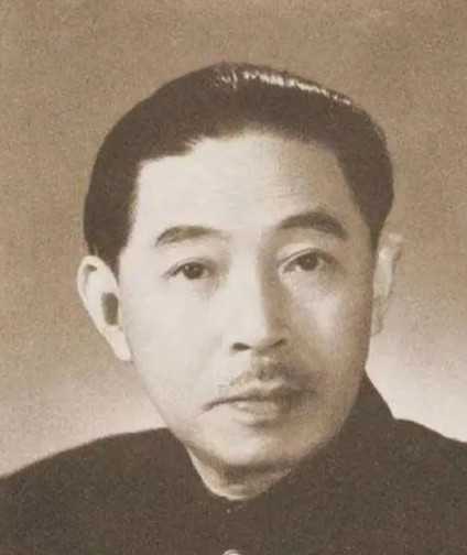1928年，32岁的茅盾出轨23岁的女学生秦德君。不久后，秦德君怀孕，茅盾一把将