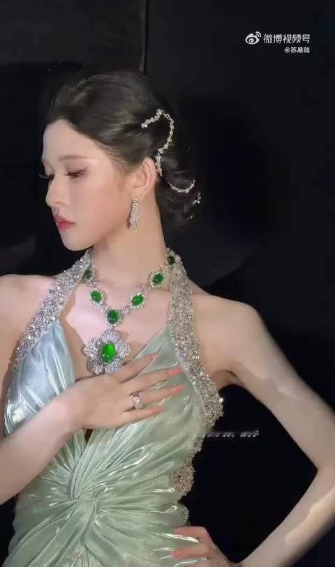 看到梅尼耶女友复刻大S那组照片和视频，第一反应确实是惊艳。那个把珠宝编进头发里的