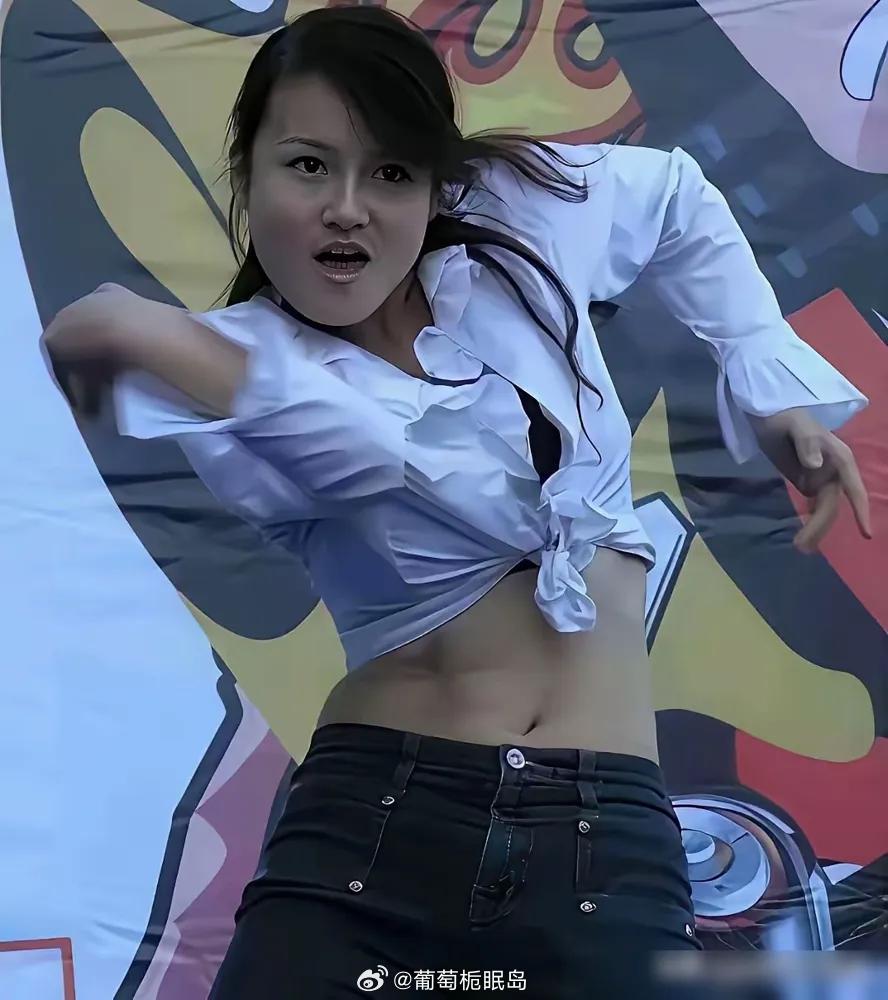 冉莹颖早年的街舞照，突然被翻出来了照片里的人，毫无现在的贵妇气。那张脸酷似她母亲