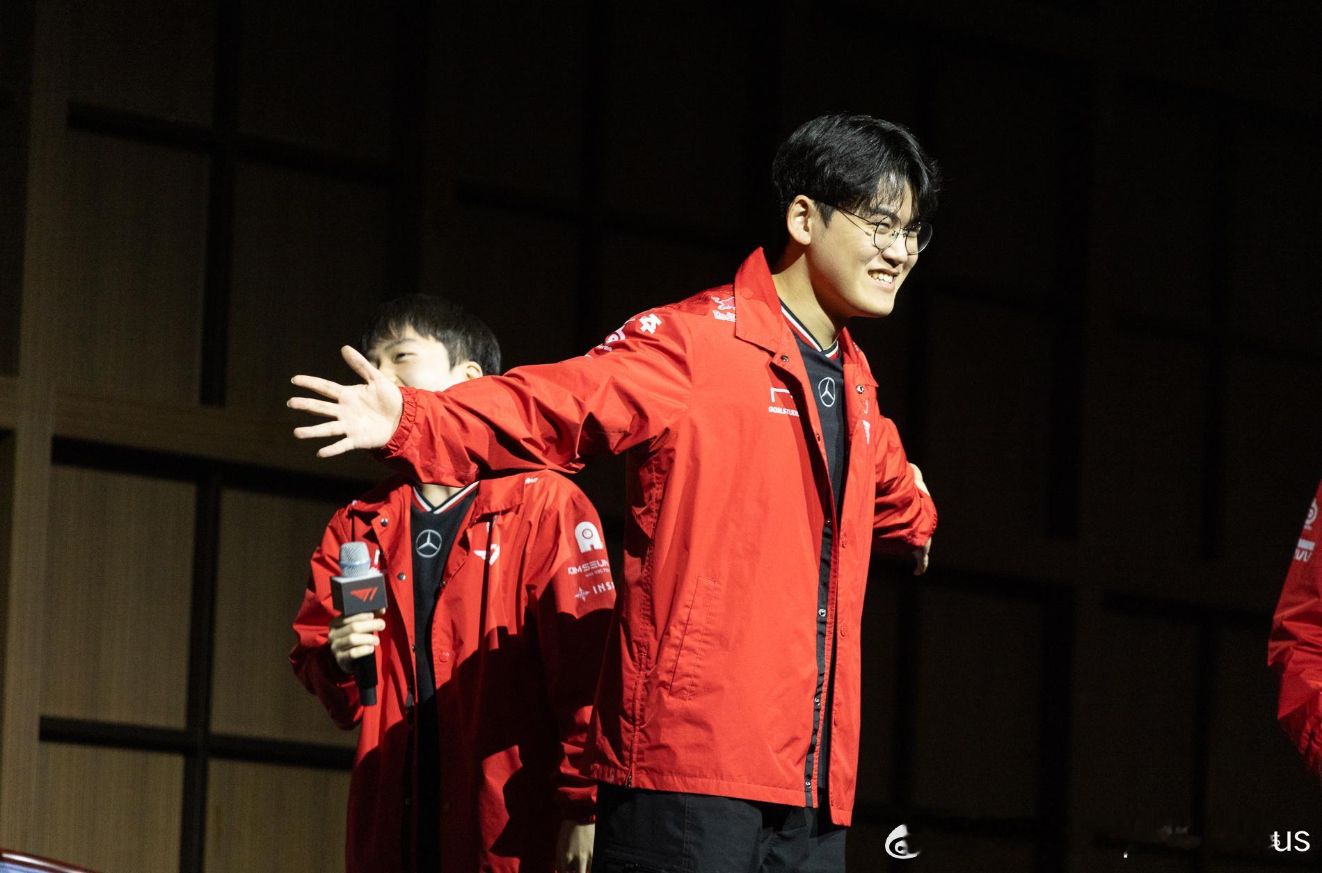 Gumayusi和Keria重现泰坦尼克号经典场面cr.Dailyesports