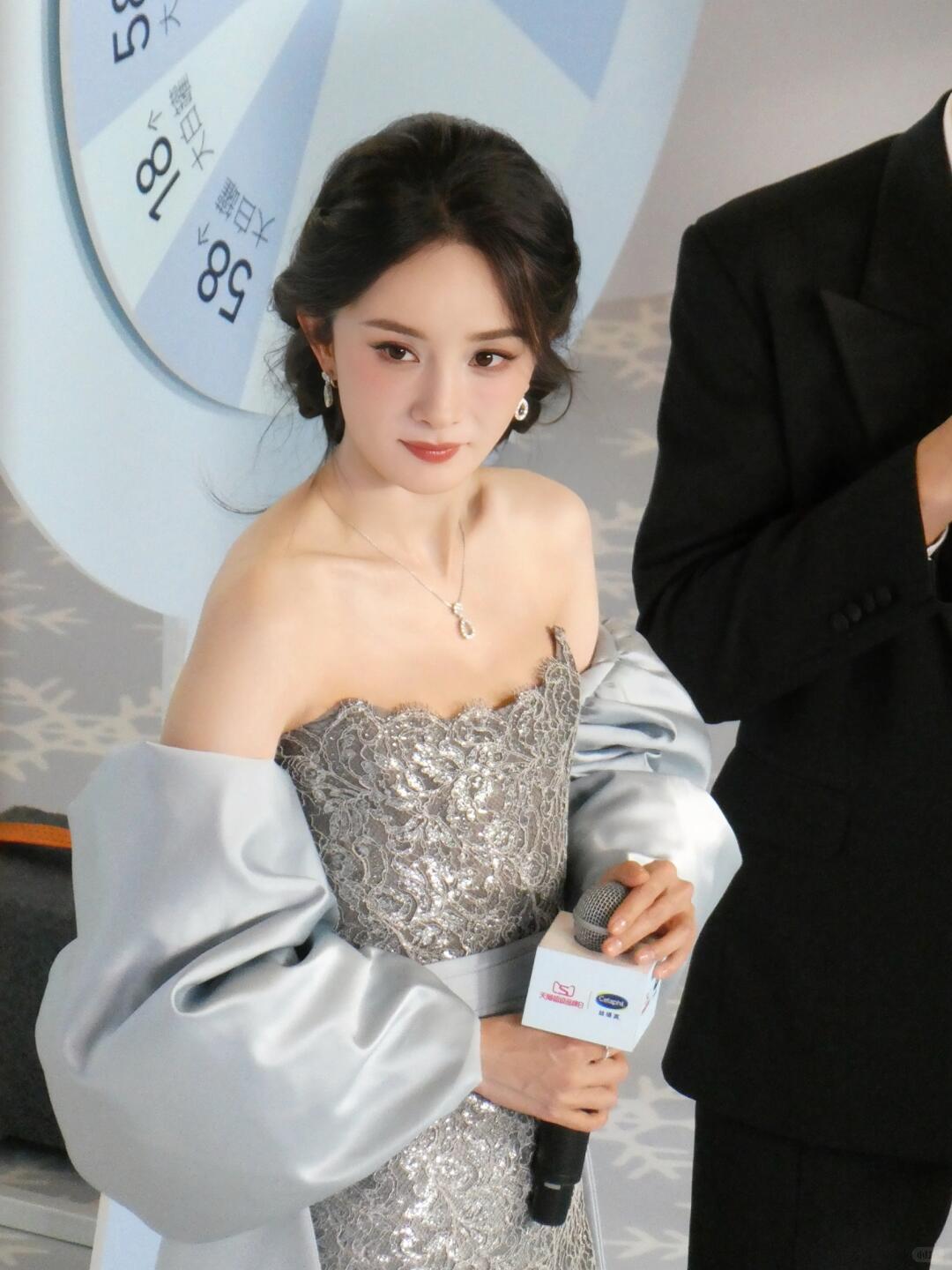 杨幂刷到丝塔芙上海一组图，这个蜜蜂拍的好甜好美！杨幂的目光所及都是蜜蜂～图6