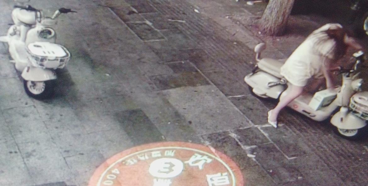 这样的马大哈你见过吗？一位女子去超市买东西，把电动车停在超市门口，不一会提着一箱