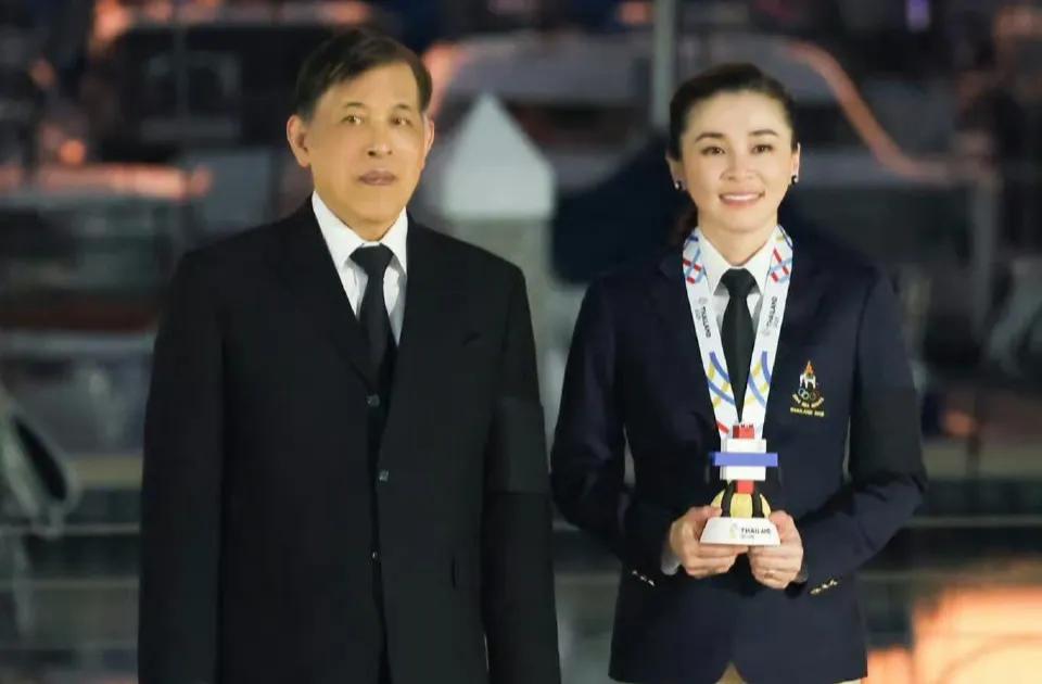 刚刷到的，2025年12月18日的帆船比赛里，苏提达王后直接拿下金牌！想象