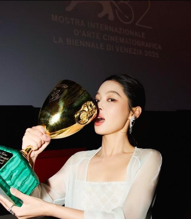 辛芷蕾没想到，白百何也没有想到，这个节骨眼，郝蕾会这么大胆的说心底话，只是这话说