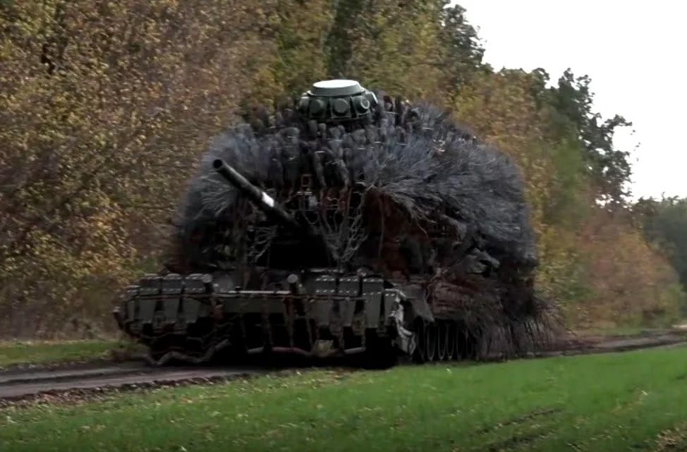 俄军已经把坦克改的难以辨认了，几乎能装的电子战系统、扫雷设备和防护措施都用上了。