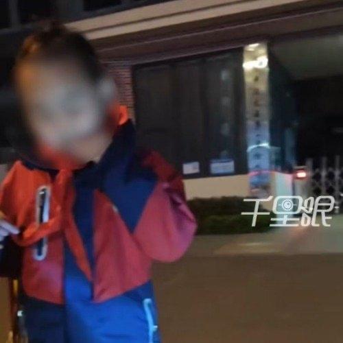 河南洛阳的常先生凌晨遛狗时，撞见了个让人心揪的场景：一个背着文具袋的小学生独自站
