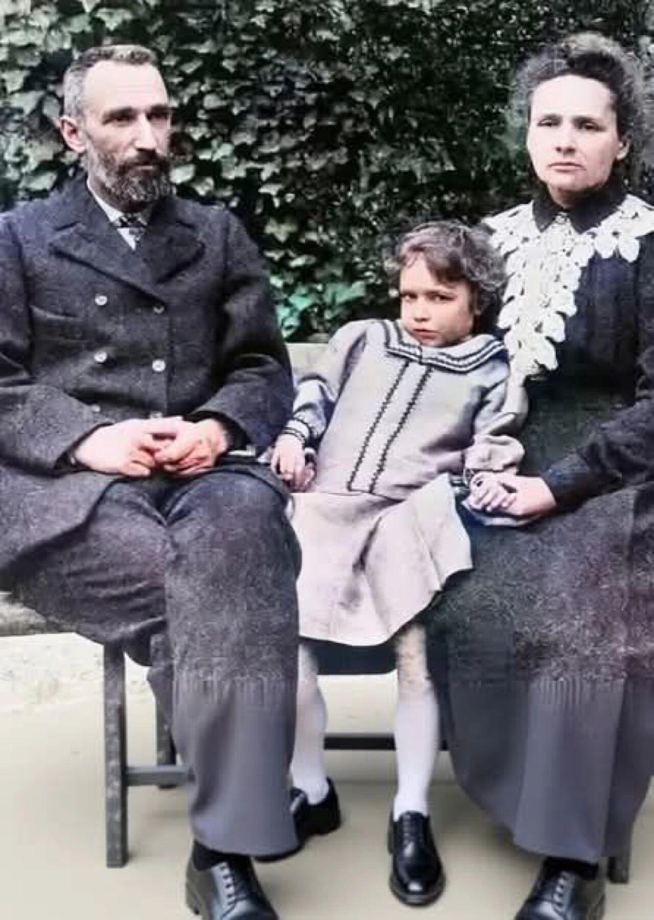 居里夫人的故事“乍一看，这只是1902年的全家福:母亲、父亲和他们的孙女。但隐