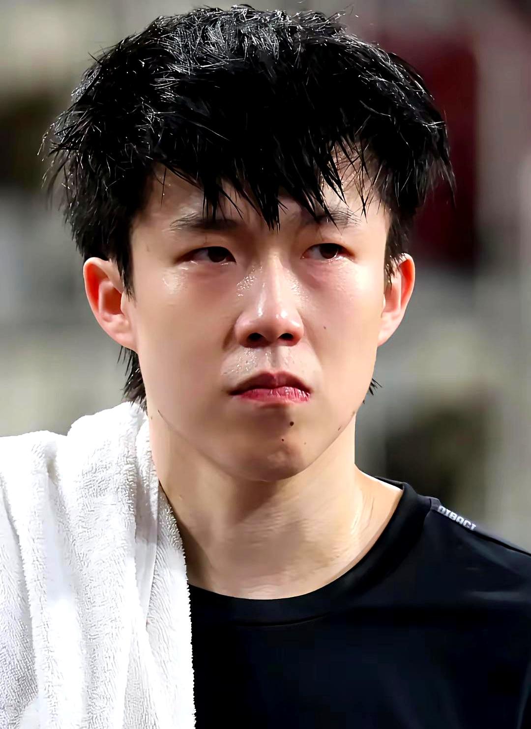 别看王楚钦是世界第一，但心里也是慌得一批，因为梁靖崑缺席，身后只有一个林诗栋