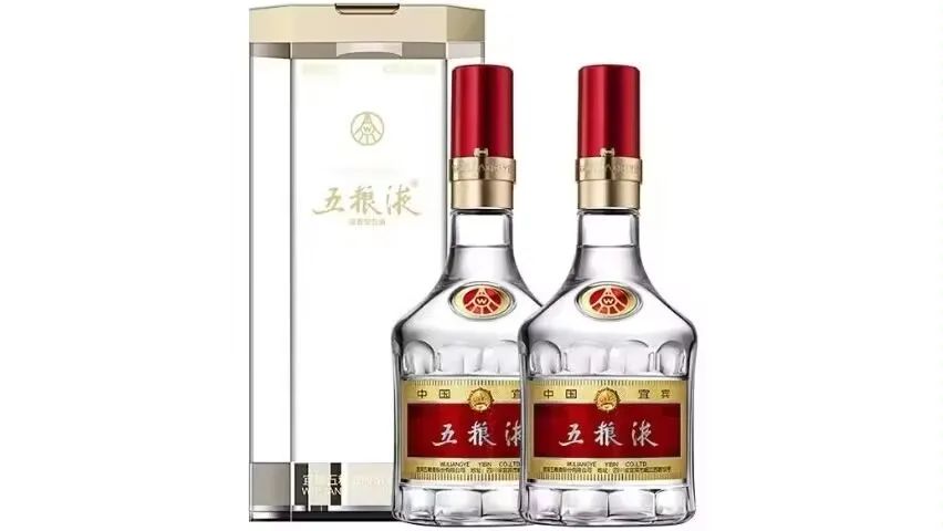 乘坐高铁未开封仍然密封着的白酒可以少量携带，但开了封的白酒就算易燃物品了禁止携带了。最近一个小伙在坐