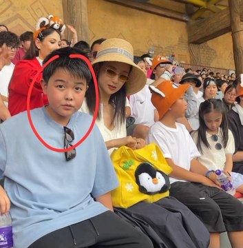 暑假逛乐园偶遇佟丽娅母子，路人随手拍的生图直接刷屏。当天郑州气温很高，佟丽