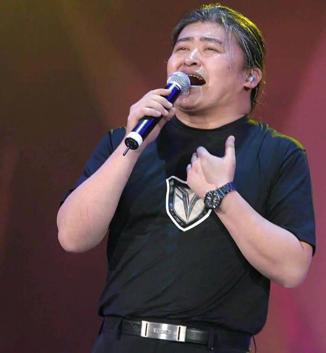 刘欢说他以前是短发，很难打理，后来头发长的有点长，他老婆给他扎头起来，他镜子里面