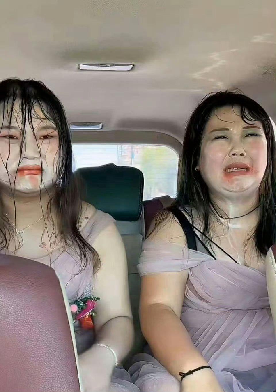 大夏天结婚，伴娘车里没开空调。​​​