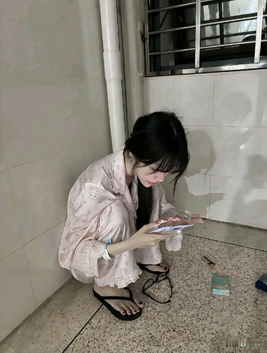 女孩子一定要少抽烟，真的会影响美貌。