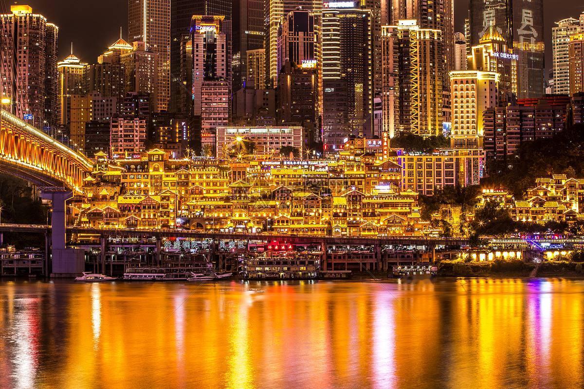 2015年10月，重庆房价均价6360元；2016年10月，重庆房价均价705