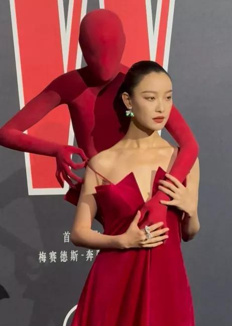 倪妮出席W年度盛典后。真的给所有女人都提了个醒。无论你身材多好、多漂亮，也别