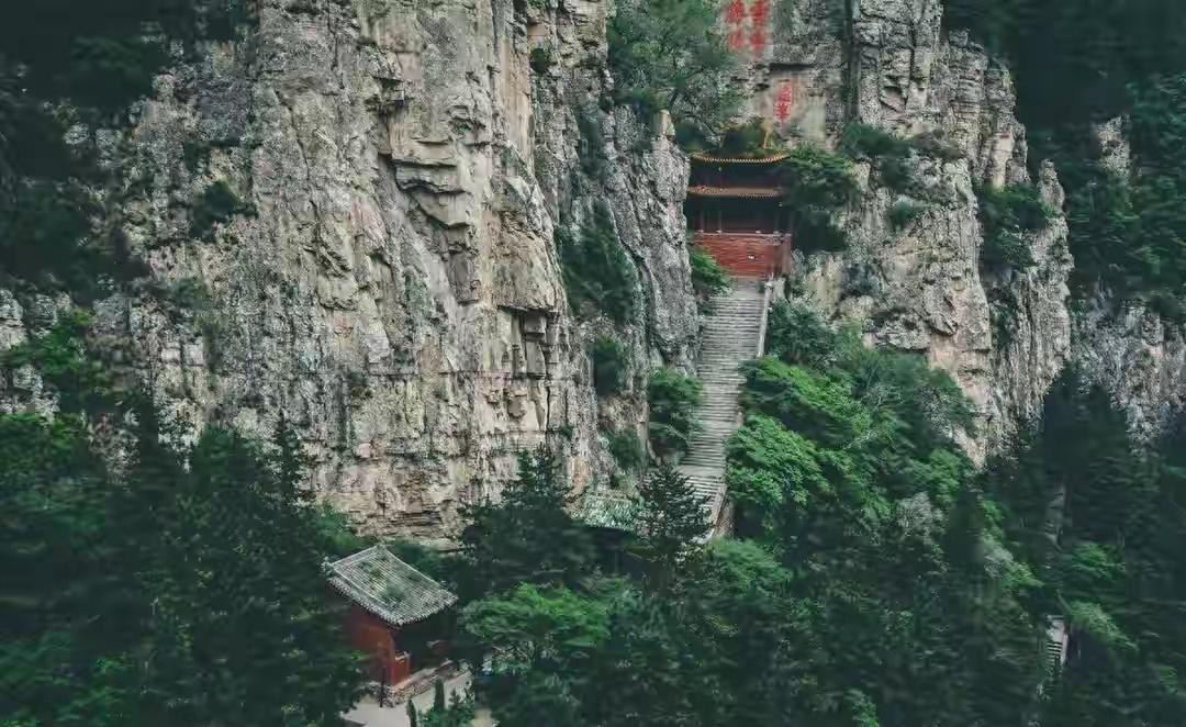 五岳里四个是5A，唯独它混成了4A。恒山。康熙亲自题过词的这座山，到现在还挂