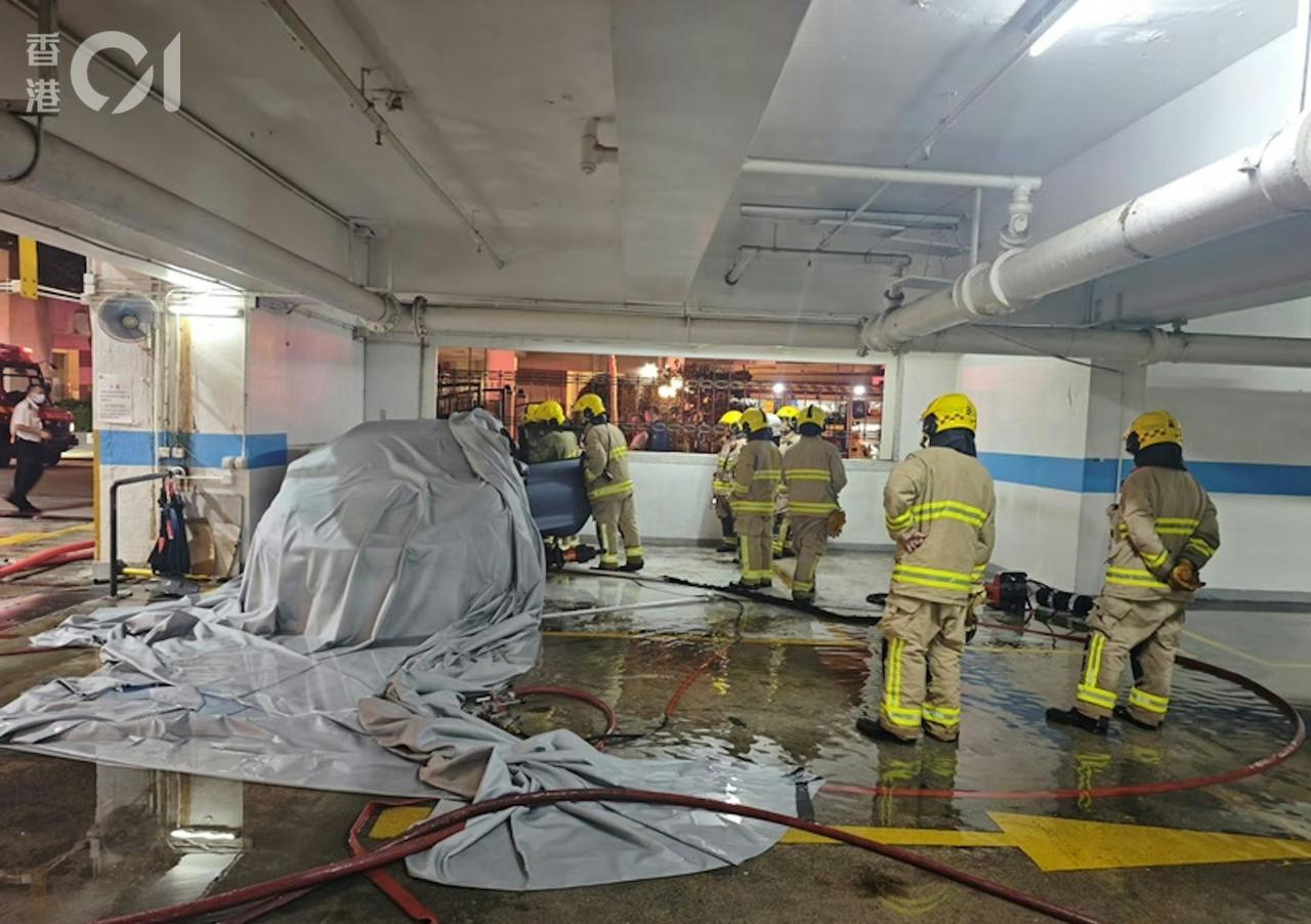 香港一辆电动车冒出大量浓烟，消防紧急到场！据香港媒体报道，十月三十日下午一辆停
