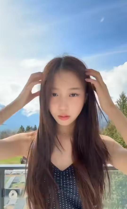 赵薇的女儿小四月（黄新）悄悄注册社交软件，并发布了多条视频以及照片，许久没有露面