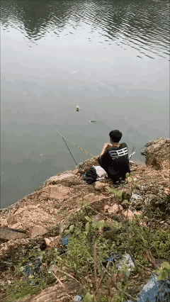 大哥我在钓鱼呢，真看我天天空军，你是来挑衅我的吗？！😡