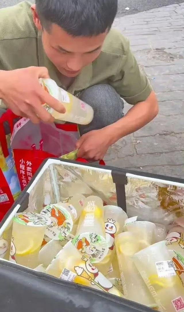 倒卖蜜雪冰城柠檬水00后小伙开公司了他通过外卖一次性订购数十杯蜜雪冰城柠檬水，利