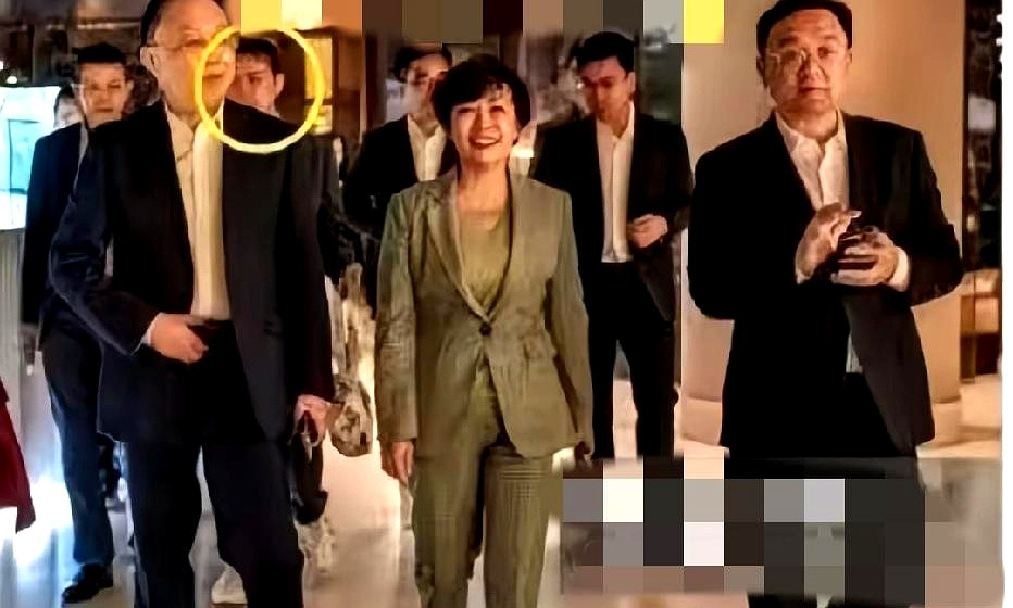 这一幕挺抓眼：2023年，比亚迪高管团队专程飞到南美考察。王传福亲自带队，身边还有妻子李柯。别误会，