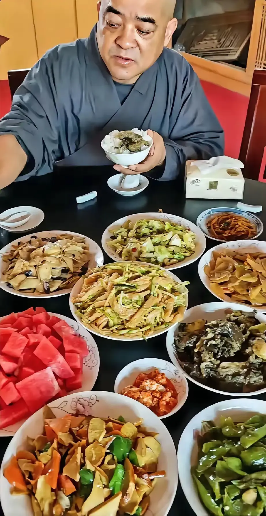 受十方供养的伙食不错！