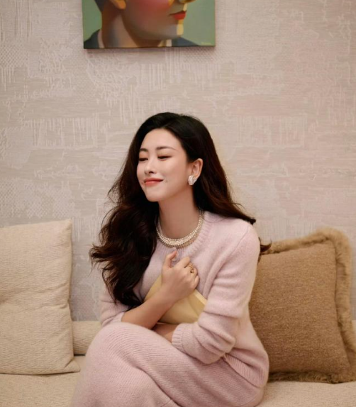 朱珠这东方美人的称号实至名归，骨相皮相搭配得天衣无缝，丹凤眼含情脉脉，圆鼻头俏皮