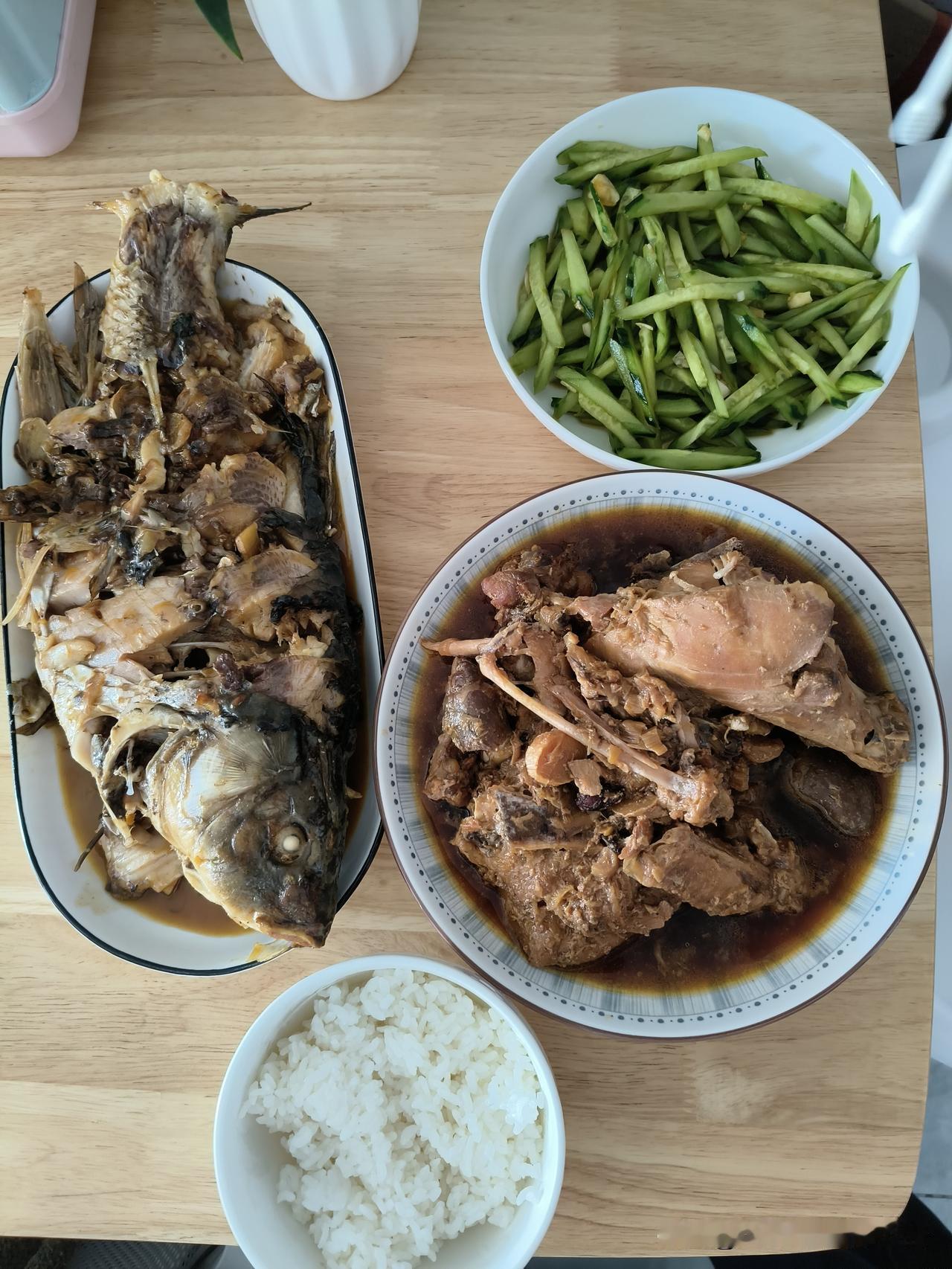 周末不外卖，自己在家做家常菜。简单、干净、实惠，味道不比外面差，吃得踏实又满