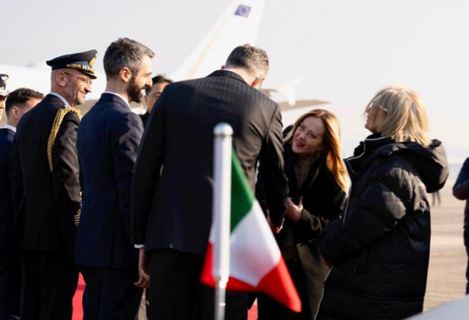 意大利总理昨天访问韩国，但她到韩国的第一件事就做错了，难怪李在明没有陪她。按