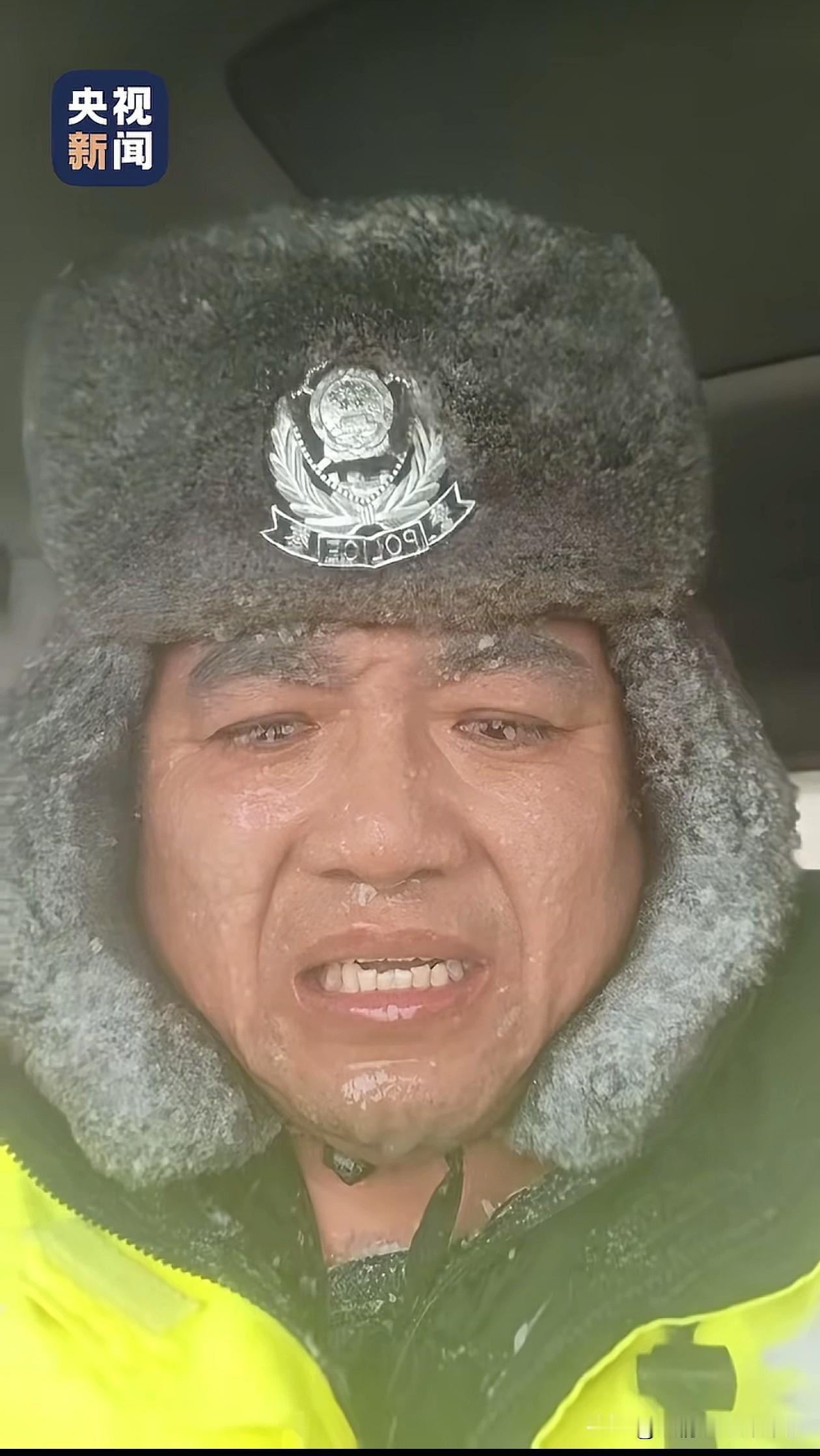 心疼！请记住这张被风雪冻住的脸，今日乌鲁木齐大雪，交警冒着风雪在G314国道