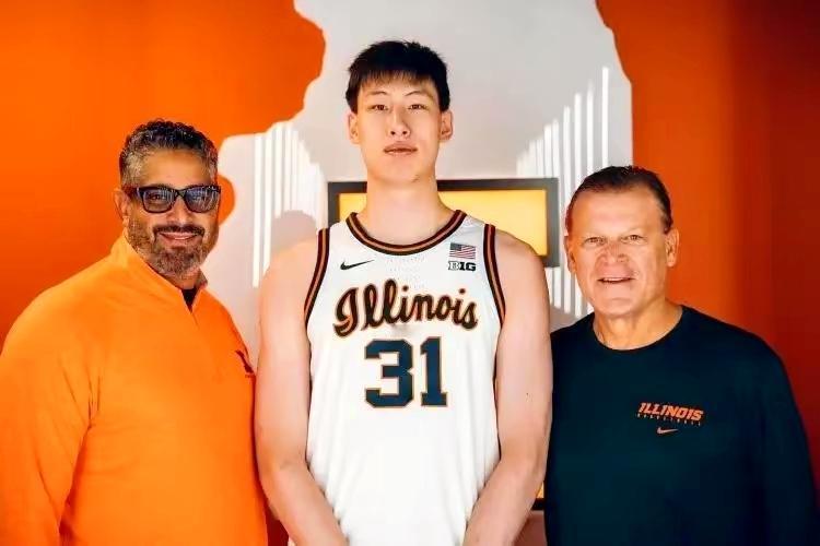 郇斯楠赛季首秀爆砍20+10，就问你服不服？在美国读高四的郇斯楠迎来了常规赛