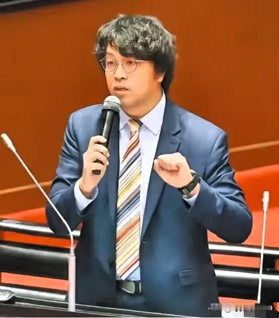 小卷毛沈伯洋又搞事了，12月27日借上海台北两地双城论坛打压蒋万安，称这样是