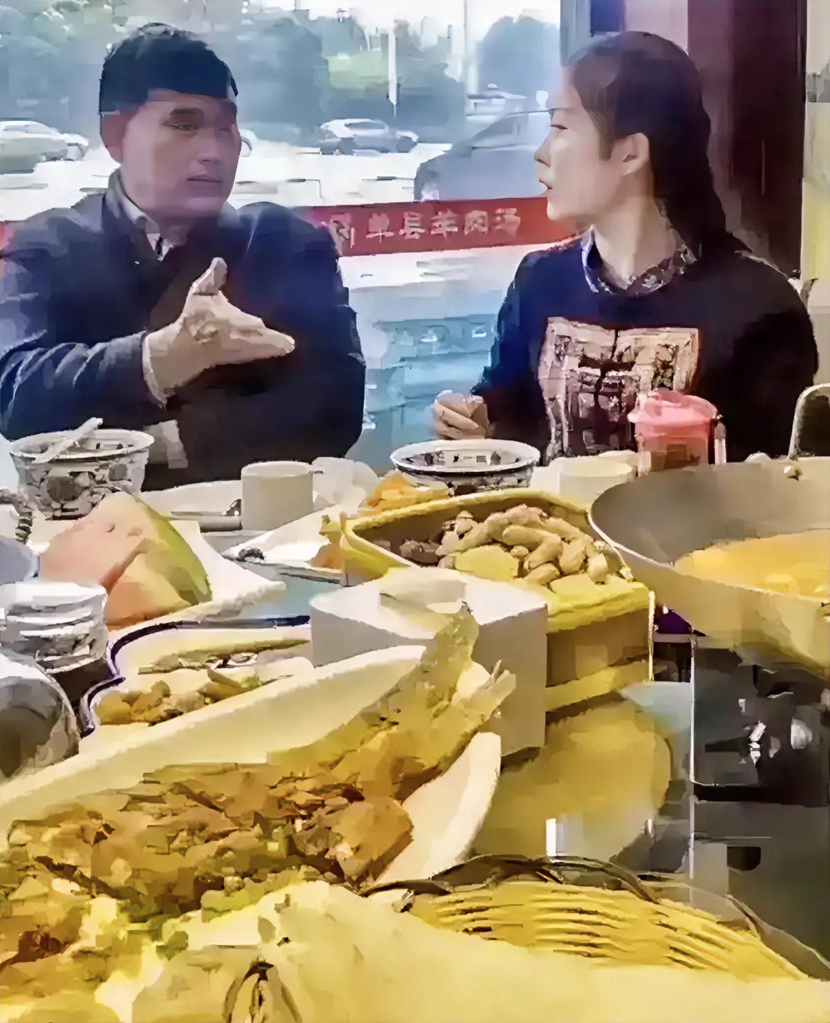 朱之文请别人吃饭，和别人请他吃饭，感觉就是不一样。这分寸拿捏的恰到好处。