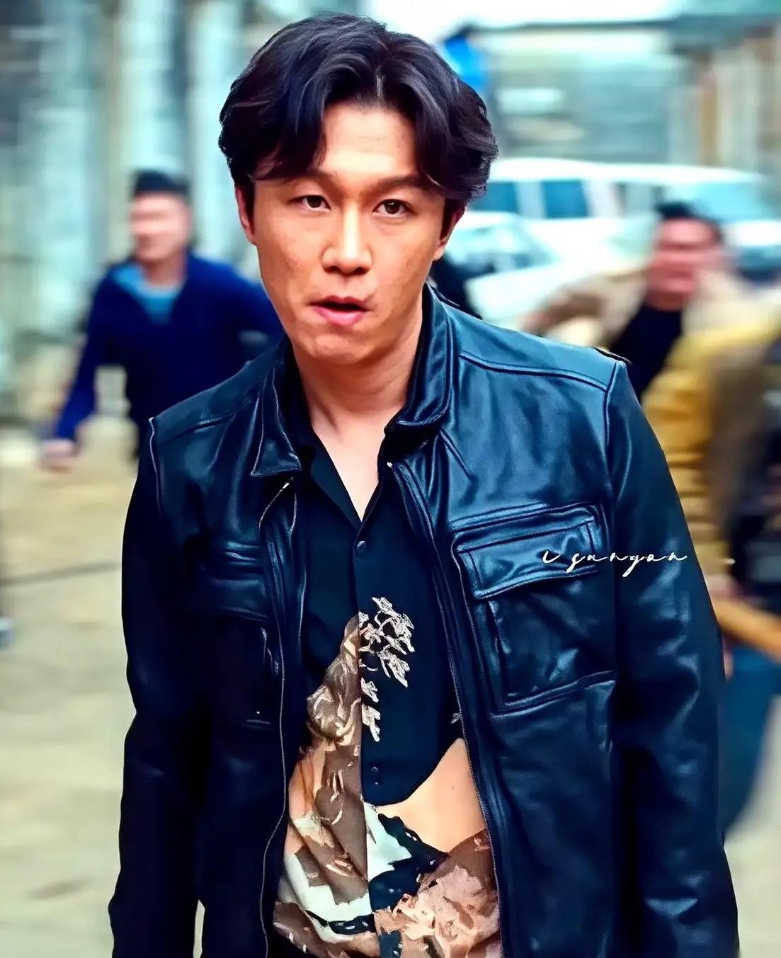 我发现一个巨好笑的事。黄晓明开了个娱乐公司，签了一堆艺人，结果到头来，公司里最