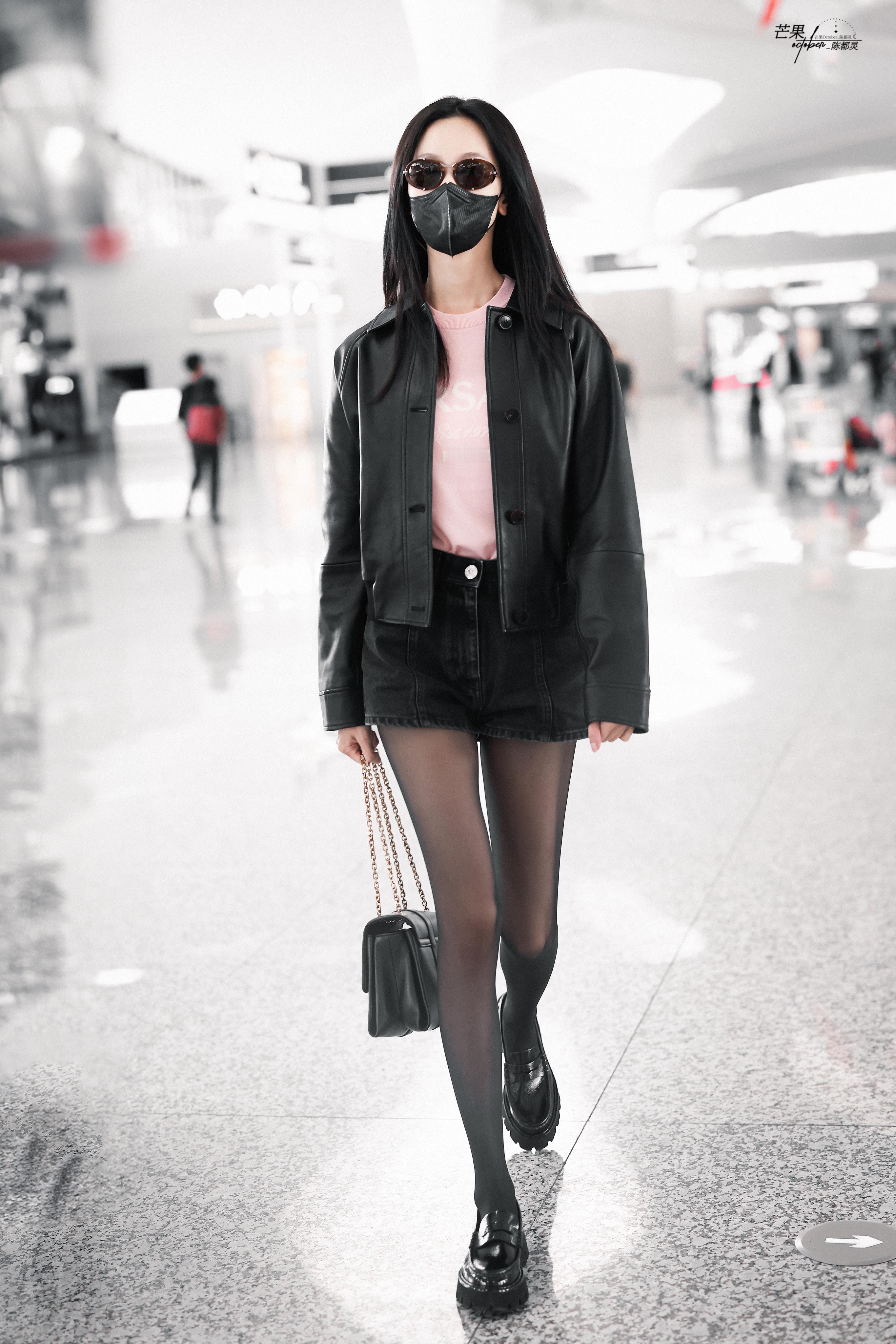 陈都灵杭州机场路透，墨镜皮衣，又酷又美。陈都灵