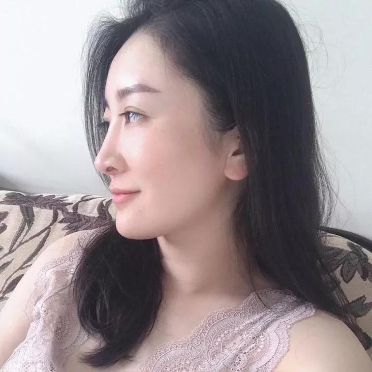 黑发美人，轻纱映月。