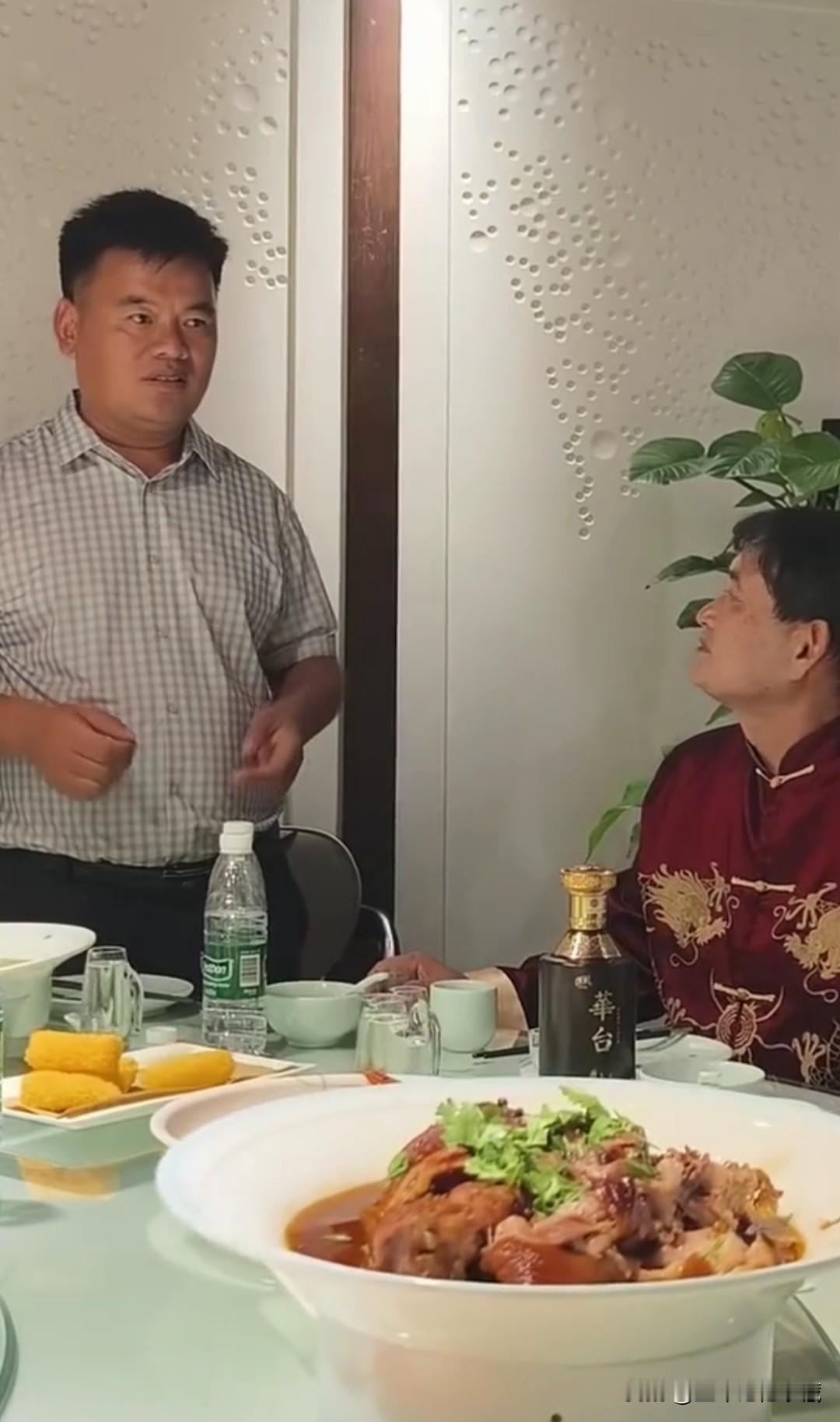 大衣哥朱之文勉为其难陪粉丝喝酒！不胜酒力的大衣哥朱之文太憨厚了，这位粉丝非要大衣