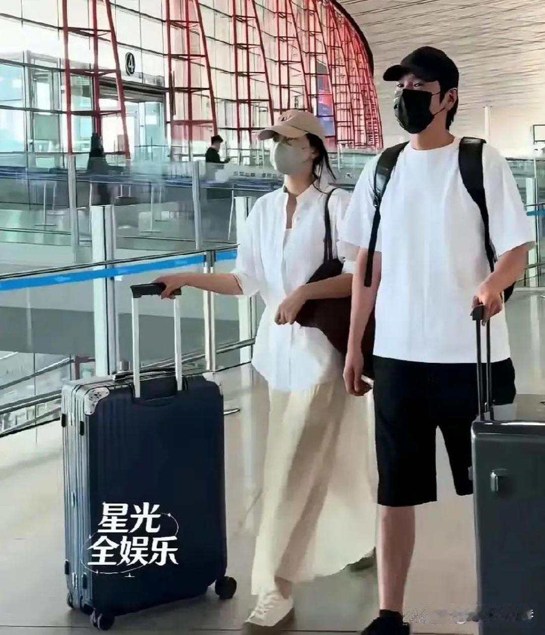赵又廷高圆圆手牵手散步，两人结婚十二年了，还一起牵手出行，感情确实太好了，就是哥这衣服像从垃圾堆扒的